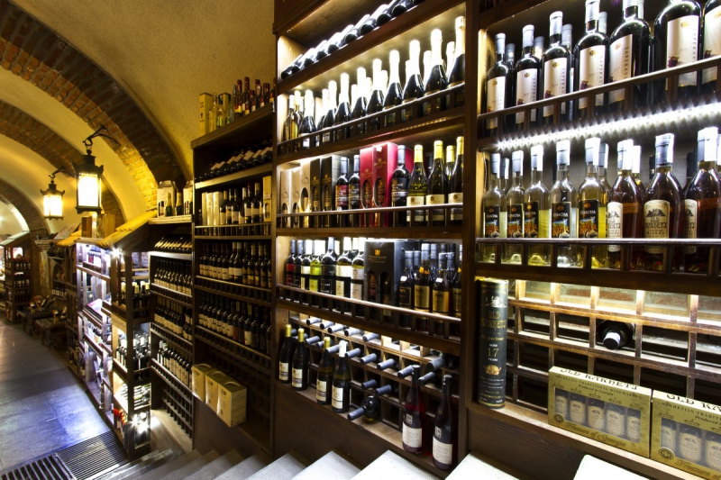 vitrine-CALLIAN-min_world_street_travel_shop_canon_georgia_wine_bottles-429767